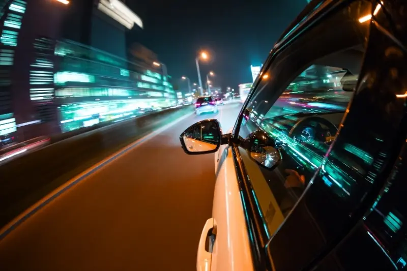 Como dirigir à noite com tranquilidade